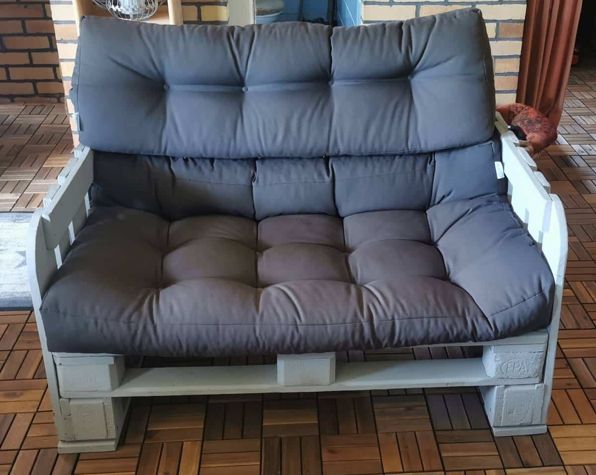 Sofa z palet z poduszkami z palet 2